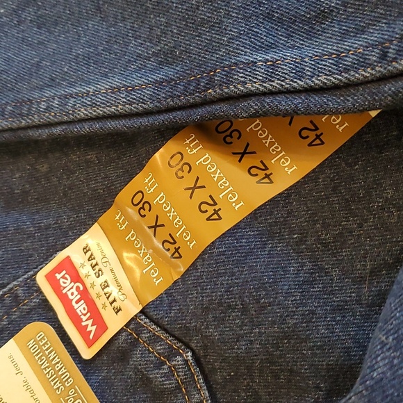 Men's new with tags size 42x30 relaxed fit wrangler jeans - Picture 4 of 4